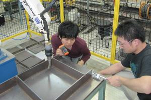 ロボットによる溶接熱加工試験の様子